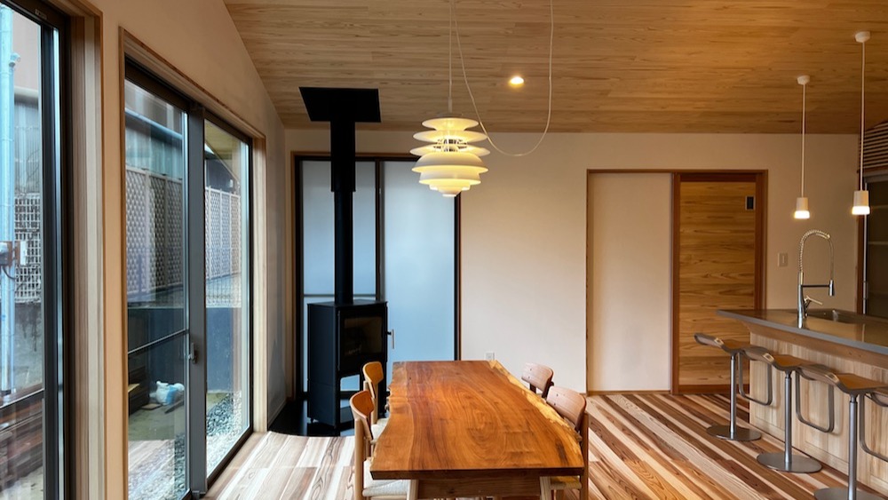 お気に入りの家具が似合う空間づくり。

一枚板のテーブルや

アンティーク家具など

大好きな家具を設えるための空間設計をいたします。

無垢材の家はオーダー家具がよく馴染みます。

世界にひとつしかないあなただけの暮らしをデザインします。

#チルチンびと 
#さとやま設計社 
#さとやま工房 
#自然素材 
#丁寧な暮らし