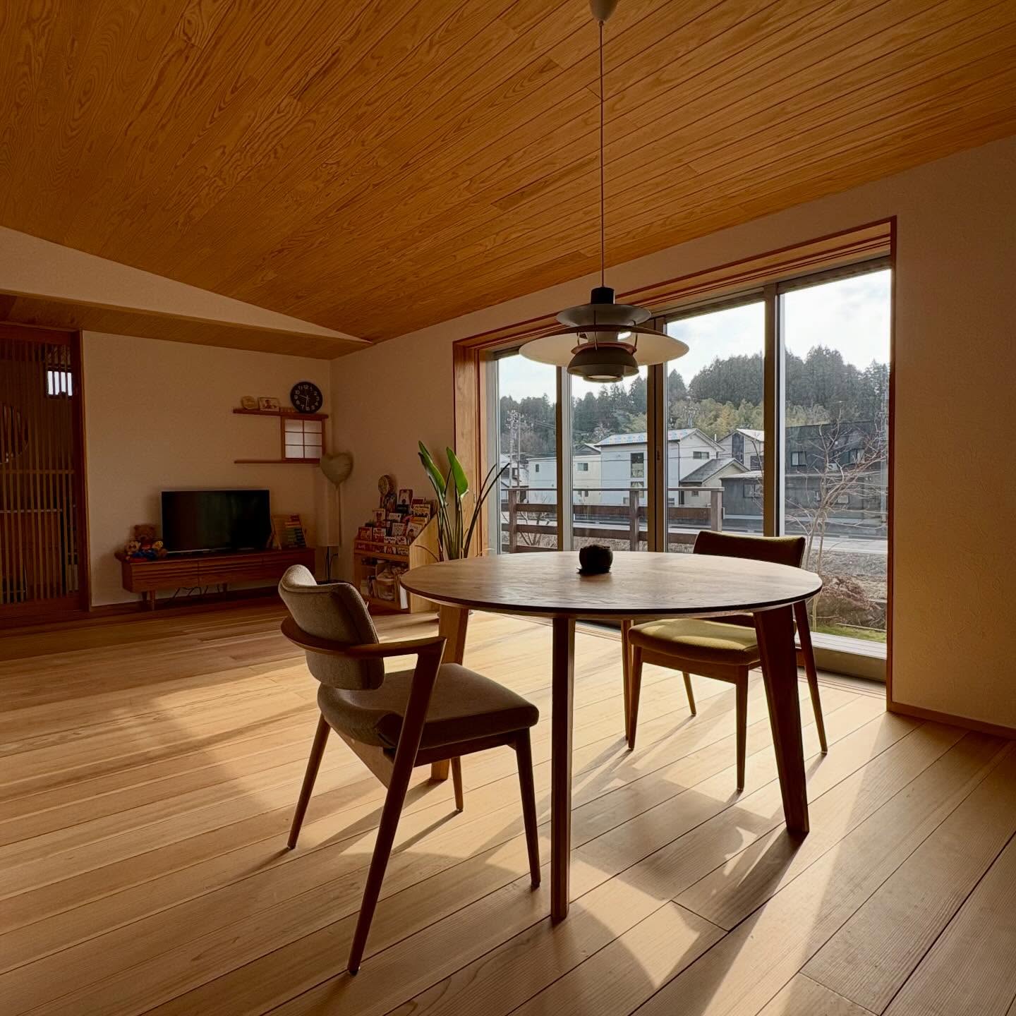 室内の明るさは

昼間は自然光だけで過ごせるようにできたら

とても心地よいです。

電気代も抑えることができます。

軒出を考えて

夏は日差しを遮り

冬は取り込みます。

周辺環境にもよりますが

できる限りパッシブな設計を心掛けています。

またそのような土地を提案いたします。

#チルチンびと 
#さとやま工房 
#さとやま設計社 
#丁寧な暮らし 
#自然素材の家