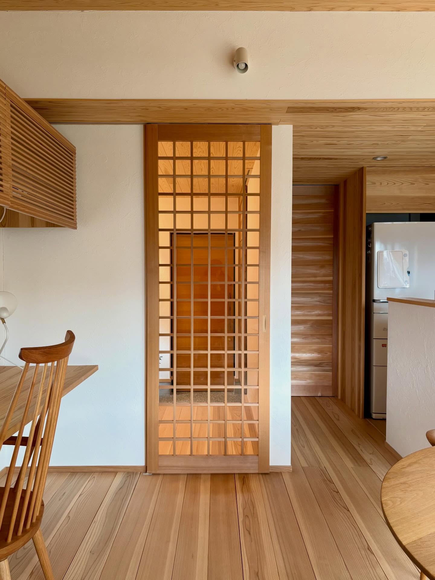 造作建具が心地よい。

室内の雰囲気は実は建具の仕上がりで大きく変わります。

逆に建具にこだわれば素敵な室内空間を作ることができます。
質がグッと高まります。

リビングや玄関など、人目に見えていつも使う場所だけでも
質のいい建具にしてみるのもよいのではないでしょうか。

#チルチンびと 
#さとやま工房 
#さとやま設計社 
#自然素材 
#丁寧な暮らし