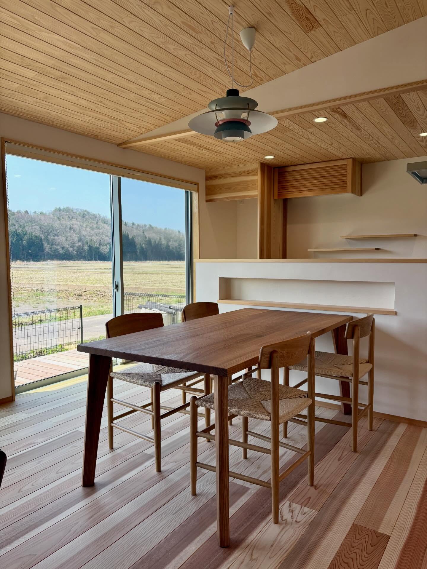 絶景の平屋モデルハウスの
動画をたくさんみて頂きありがとうございます。

平屋でゆったり開放的に住む心地よさを
是非体感しにきて下さい。

断熱や気密と違い
数値化はできませんが
たしかに心落ち着く空間がそこにはあります。

自然素材で暮らすという選択肢もご検討してみて下さい。

#チルチンびと 
#さとやま工房 
#さとやま設計社 
#自然素材 
#丁寧な暮らし