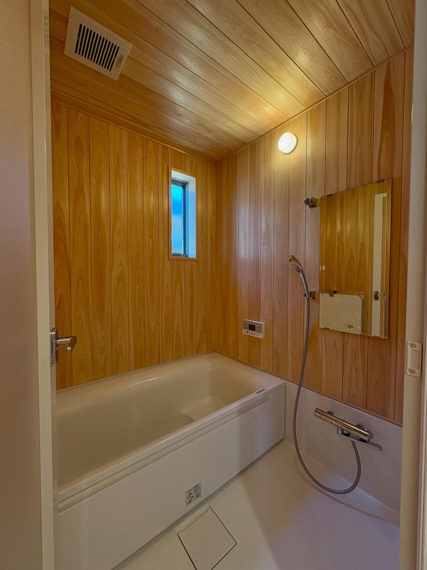 さとやま工房では
桧張りのハーフユニットバスを採用しています。

美しい木目と桧の香りの中で
リラックスタイムを過ごすことができます。

使っていけば多少は染みが出てきますが、
換気をしっかりおこなえば問題はありません。

もし経過を確認したい場合は津幡モデルハウスを見学することも可能です。

#チルチンびと 
#さとやま工房 
#さとやま設計社 
#自然素材 
#丁寧な暮らし