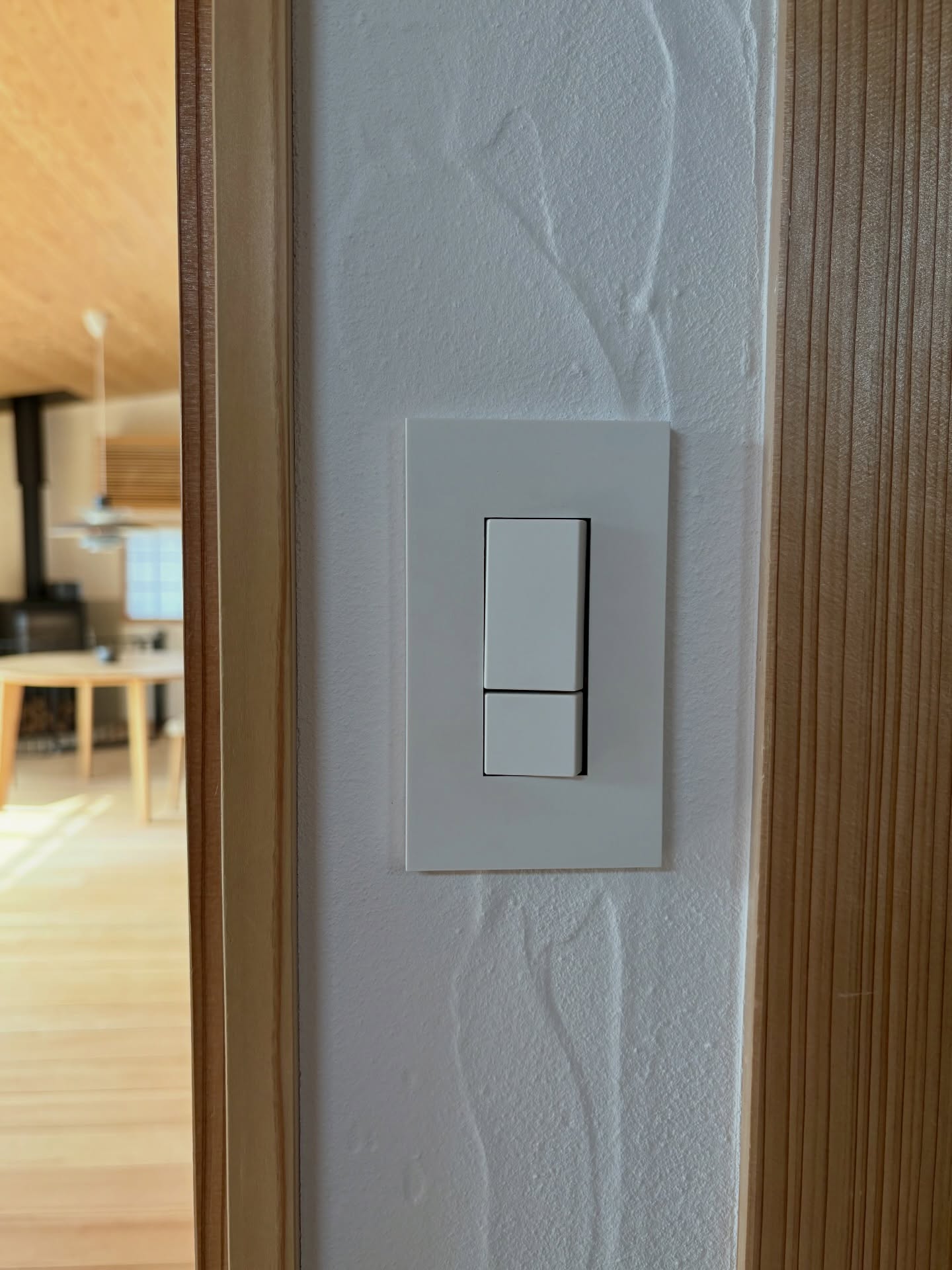 さとやま工房では標準でJINBOのスイッチ、プレートを採用しています。
お客様からも好評です。

デザインも素敵ですが、押し心地もよいです。

ネームがないのではじめはどこのスイッチか迷いますが、
慣れれば体が覚えます。

細部にもこだわりをもってデザインしています。

#チルチンびと 
#さとやま工房 
#さとやま設計社 
#自然素材 
#丁寧な暮らし