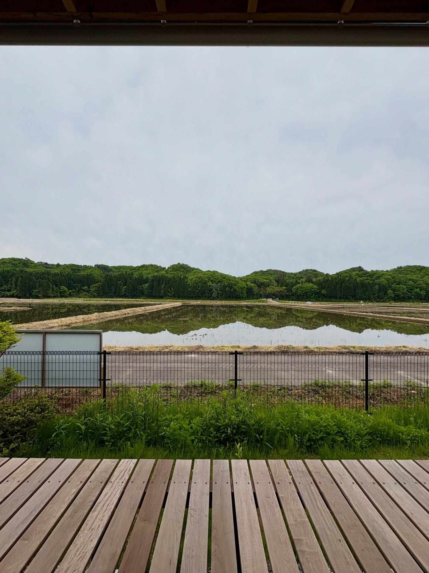 切り取ったような風景。
絶景の平屋　和気町モデルハウス。

立地的に不便な面あるかもしれません。
しかし便利さと同じくらい
豊かに心満たされる暮らしも大事です。

たとえ快適な室内空間であっても
自然が少なく閉ざされた空間であれば
居心地は良くないでしょう。

心安らぐ空間づくりを追求していきます。

#チルチンびと 
#さとやま工房 
#さとやま設計社 
#自然素材 
#丁寧な暮らし