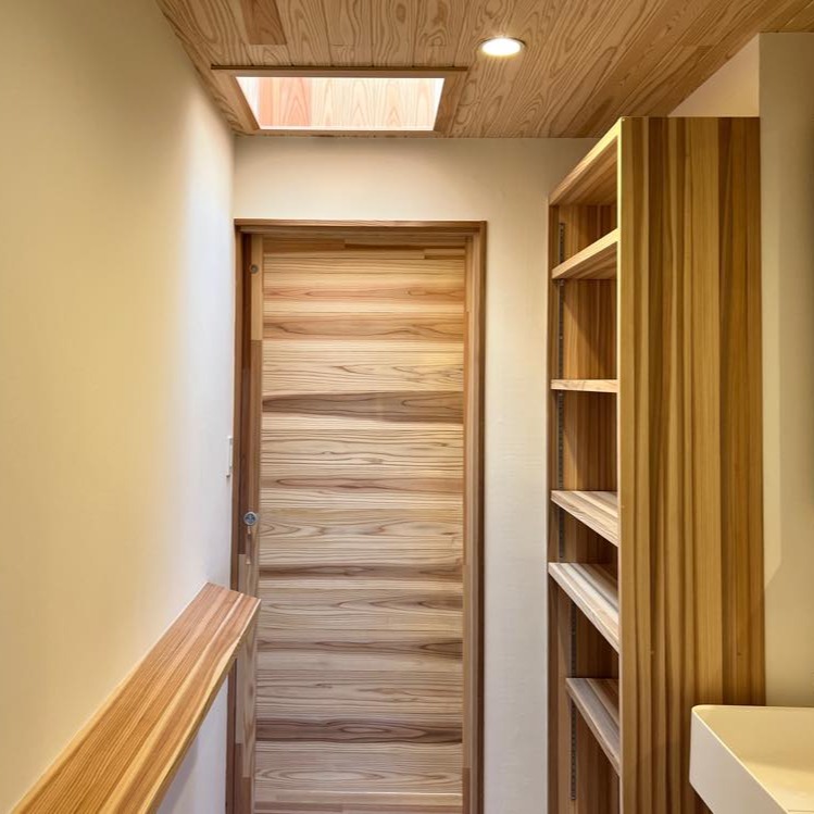 【さとやま工房のデザイン】

造作の扉や棚を基本デザインとしています。

既製品とはどこか違う風合いがでて、
カフェのようなお洒落な空間を醸し出します。

愛着が湧き大切につかいたくなる。

丁寧な暮らし。

そんな日常を提案いたします。

#チルチンびと 
#さとやま設計社 
#さとやま工房 
#丁寧な暮らし 
#自然素材