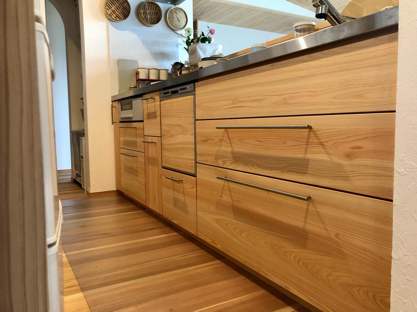 さとやま工房では

ヒノキのキッチンを基本仕様として採用しています。

扉だけではなく内側も全てヒノキです。

家具のようなキッチン。

自然素材のデザインに合い

使えば使うほど味が出てきます。

#チルチンびと 
#さとやま工房 
#さとやま設計社 
#自然素材 
#丁寧な暮らし