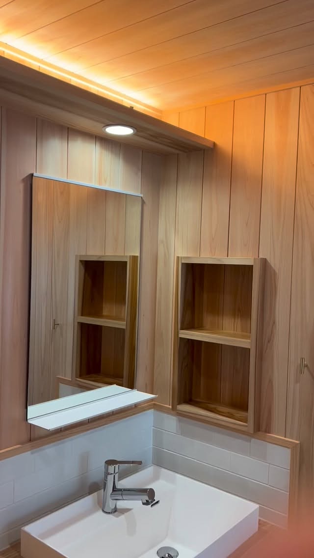 さとやま工房が作るお家は基本的に自然素材でできています。これによって2つ利点があります。1つは石油由来のものが少なく、合板など接着剤を多用したものがないので、健康被害が少ない事。2つ目は、軸組から構造材、断熱材まで、無垢材や自然素材を使っているので、石油由来のものを使わずに済んでいる事。つまり原油価格に左右されないお家であるということが言えます。

ところで、あらゆる建材やプリント合板などに使われる原油由来の化学物質は、アトピーや喘息、呼吸器や皮膚疾患などを引き起こし、体内に蓄積されることも報告されています。日本の製品基準である☆☆☆☆は世界一ゆるいと言われています。

特に最近巷で品不足が叫ばれている、ポリスチレンフォームやグラスウール、ネオマホームなどの断熱系の材料は原油価格に左右されます。ちなみに弊社の断熱材は紙由来のセルロースファイバーを使用しています。
#さとやま工房 #さとやま設計社 #チルチンびと