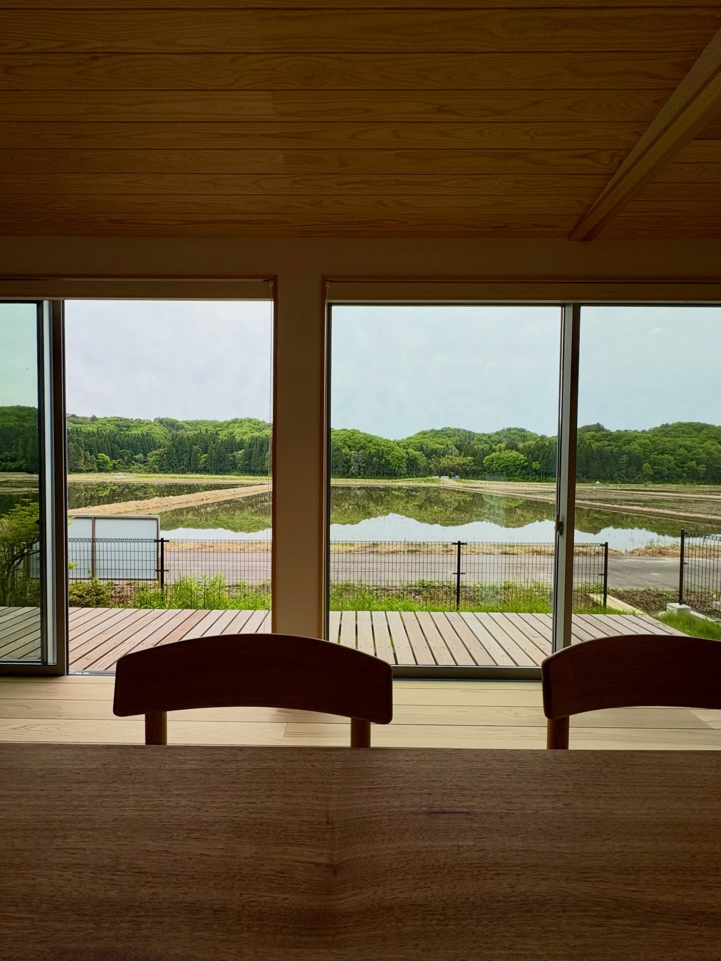 和気町モデルハウスの
LDKから見える風景が最高です。

風景を取り込んだり、
日当たりや風通しを考えたり、
自然をいかに設計に落とし込めるか。

住み心地のよい
豊かな暮らしとはなんなのか。

それはきっと高性能や奇抜なデザインだけでは得られないものだと思います。

質にこだわった住空間を追求し
提案いたします。

#チルチンびと 
#さとやま設計社 
#さとやま工房 
#自然素材 
#丁寧な暮らし