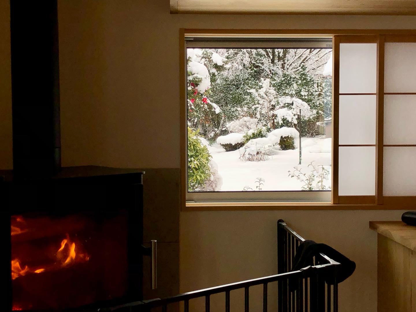 【冬を楽しむ暮らし】

景色を切り取るように窓を配置する。

しんしんと降る雪。

静けさの中で薪が燃える音を聴く。

体も心も温まる。

#チルチンびと 
#さとやま工房 
#さとやま設計社 
#丁寧な暮らし 
#自然素材