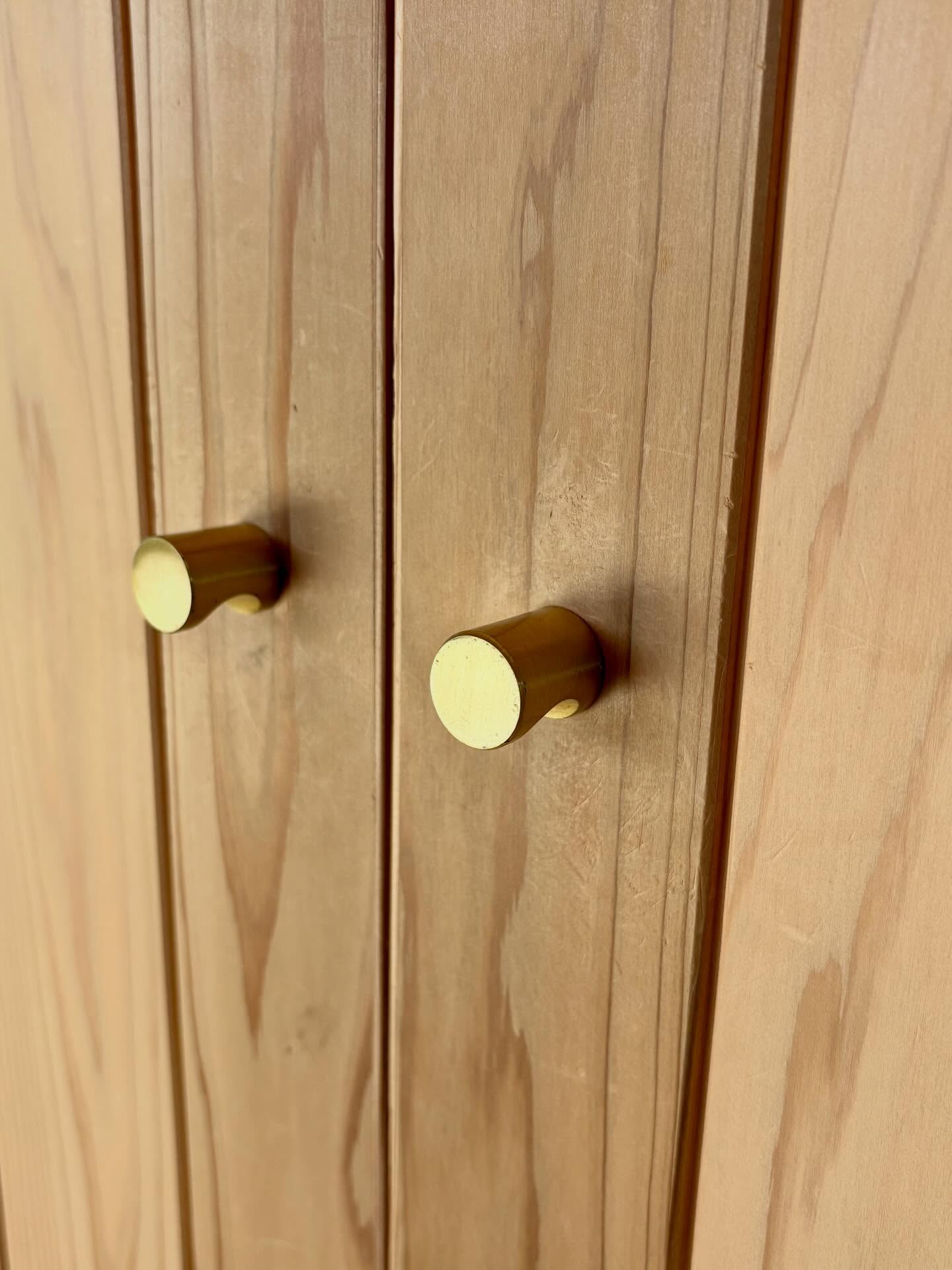 真鍮のつまみ取手。

ちょっとしたところもデザインしてあげると
毎日の気分が少し上がります。

日常に心地よさを。

#チルチンびと 
#さとやま工房 
#さとやま設計社 
#自然素材 
#丁寧な暮らし