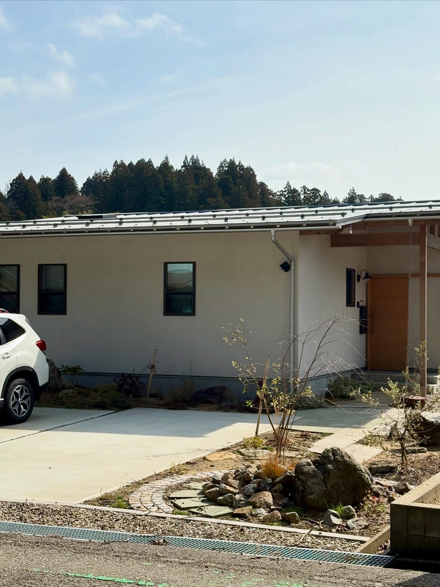 家だけではなく
お庭や植栽、外部環境も含めた提案を心がけています。

木が１本あるだけで佇まいは変わります。
日々の暮らしに潤いが出ます。

現地をみてラフプランの段階から
庭との一体的な暮らしを模索します。

四季を感じたり、
生物を観察したり、
家庭菜園をしてみたり。

そんな暮らしをするお手伝いをさせてもらっています。

#チルチンびと 
#さとやま工房 
#さとやま設計社 
#自然素材 
#丁寧な暮らし