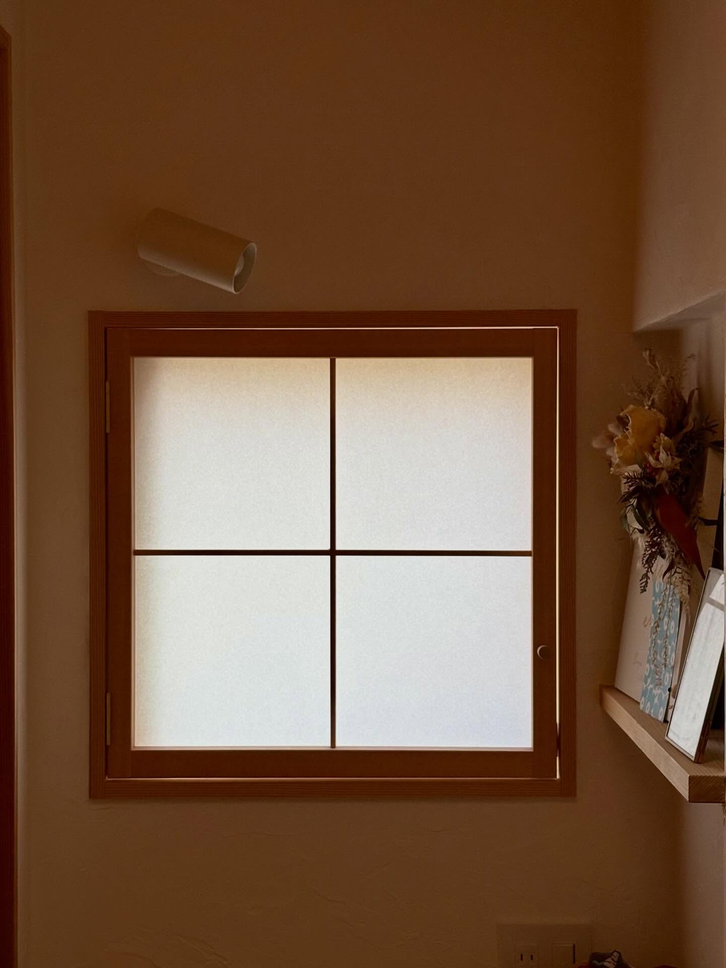 障子

優しい光が室内に落ちます。
影を映し出してなんともいえない心地よさを感じます。

手仕事にこだわります。

#チルチンびと 
#さとやま工房 
#さとやま設計社 
#自然素材 
#丁寧な暮らし