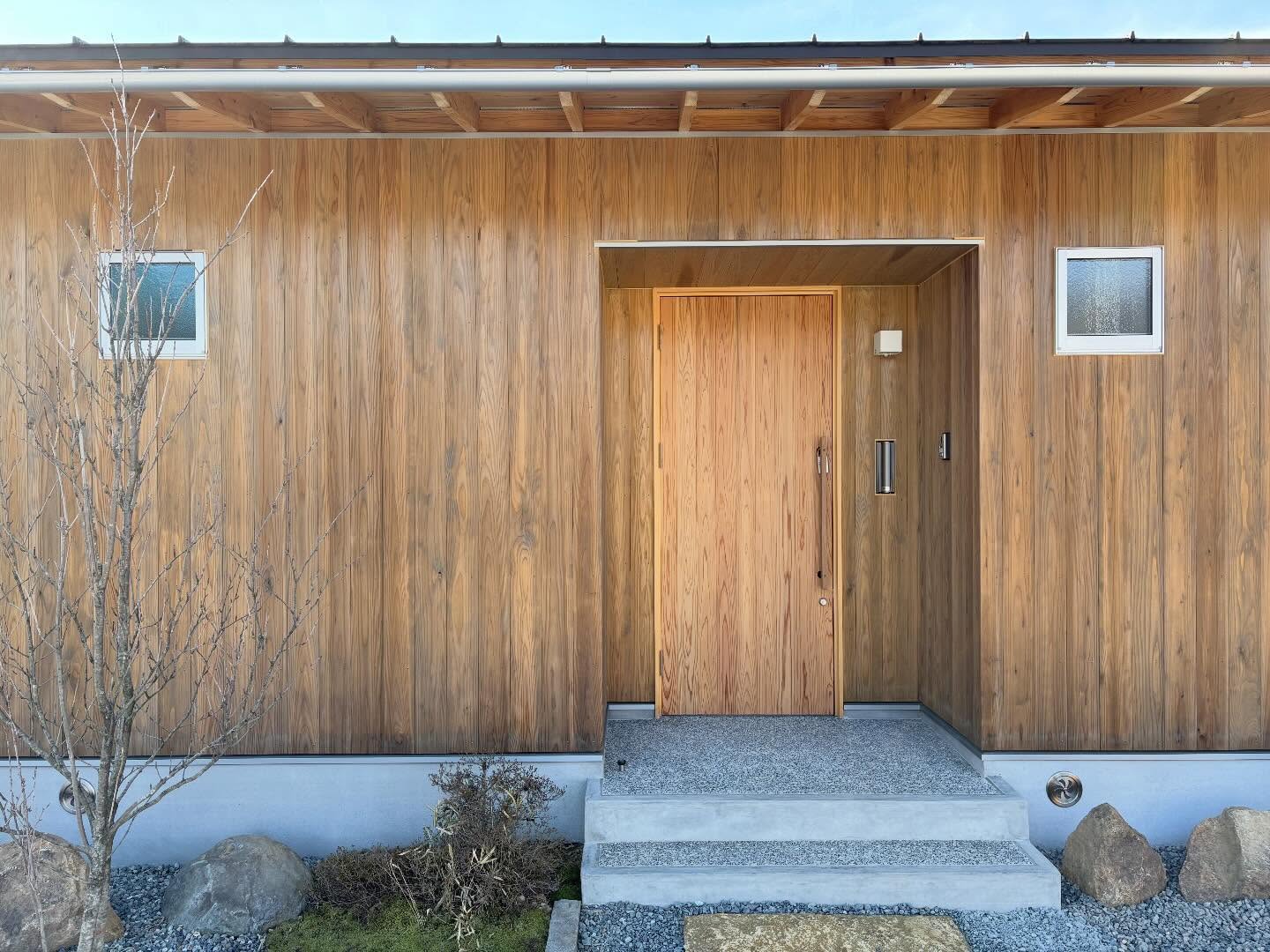 経年変化を楽しむ。

どんどん味わい深くなる。

決して同じ模様やテクスチャーはない。

それが普通で自然なこと。

そこに本当の安らぎや心地よさがある。

#チルチンびと 
#さとやま工房 
#さとやま設計社 
#自然素材 
#丁寧な暮らし