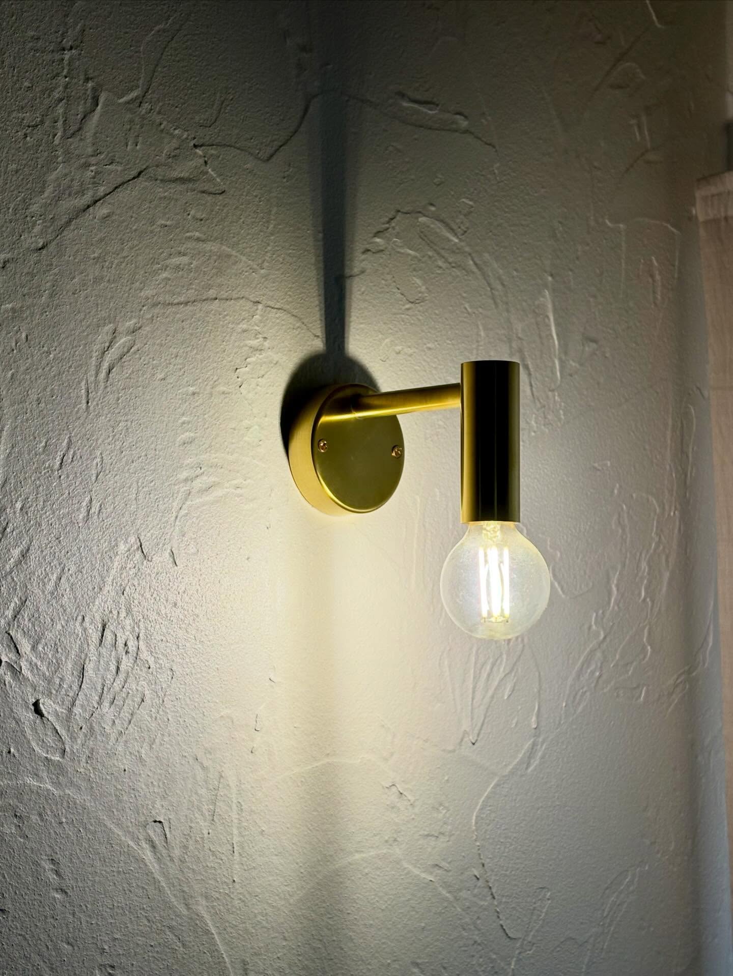 フィンランドで学んだ明るさの設計。

北欧と北陸の気候は似ている。
冬は曇天でずっと暗い。

その中で少しでも自然光を確保する窓の設計や
照明器具自体にこだわりを持ち
心地よさを追求していく。

毎日の生活が天気と同様に暗くならないような工夫。

ちょっとしたことでも心がときめくことをデザインし
日常に落とし込みます。

#チルチンびと 
#さとやま工房 
#さとやま設計社 
#丁寧な暮らし 
#自然素材