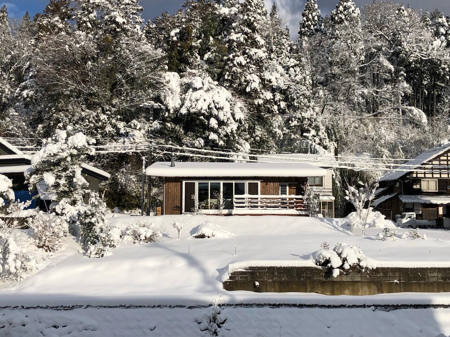 【四季を感じる】

私たちは自然と共に生きている。

時に優しく、時に厳しい。

そして美しい。

季節を感じて　味わい　暮らしていく。

#チルチンびと 
#さとやま工房 
#さとやま設計社 
#satoyama 
#自然素材