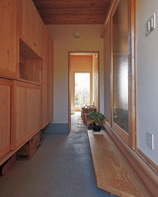 風が抜ける窓

景色を切り取る窓

窓の設計は家づくりの根幹です。

窓を少なく、小さくすることで
断熱性能は向上するかもしれません。

しかし数値にあらわれない
心地よさこそ

住み心地を高めて
大好きな空間となります。

#チルチンびと 
#さとやま設計社 
#さとやま工房 
#自然素材 
#丁寧な暮らし