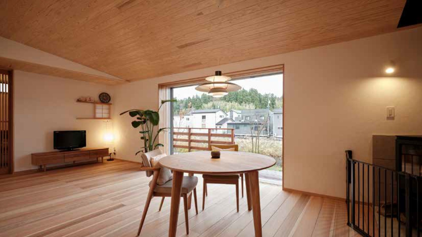 さとやま工房の建築は

なんだか落ち着く

なぜか心地よい

ずっと居たい

そんな言葉をよく頂きます。

それは自然と寄り添うこと

素材にこだわること

いろんな要素があると思いますが

家という物理的なものではなく

暮らしをどう豊かにするか

をいつも考えかたちにしようとしているからだと思います。

これからもより良い暮らし、

人生の提案を枠にとらわれず行っていきます。

#チルチンびと 
#さとやま設計社 
#さとやま工房 
#自然素材 
#丁寧な暮らし