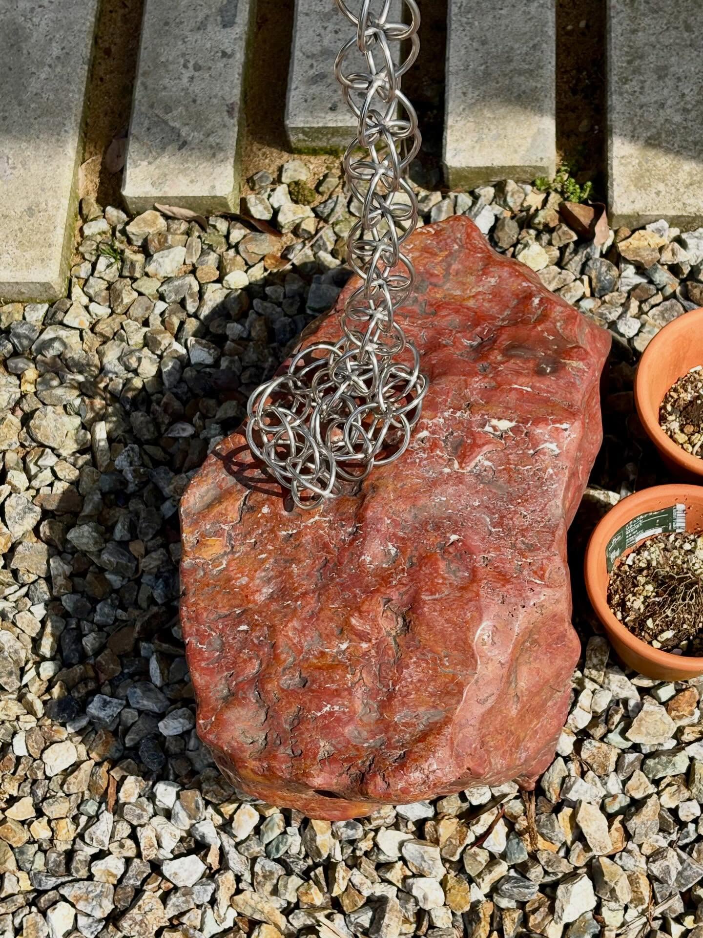 雨の日も楽しむ。

鎖樋から滴った水が磨き石を輝かせます。
雨の多い北陸だからこそ天気が悪い日でも気持ちが少し軽くなる工夫をしてあげる。
丁寧な暮らし。

#チルチンびと 
#さとやま工房 
#さとやま設計社 
#自然素材 
#丁寧な暮らし