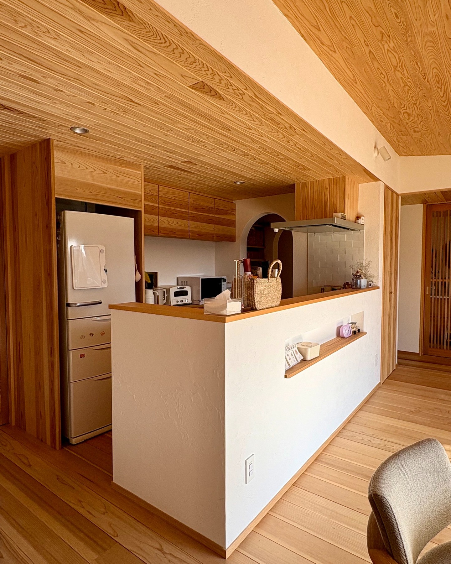 さとやま工房の木の家は

無垢材と自然素材、漆喰でできています。
建具や設備もできるだけ既製品をつかわず、
造作で作り上げています。

そのためオリジナルの雰囲気を醸し出します。
総合展示場に行ってもあまり変わり映えがしないのは
会社によって考え方や性能に多少違いがあっても
どこも同じ建材を使用しているためです。

合板とビニールクロスに囲まれた空間です。
湿気に弱く
出来上がった時が一番いい状態で
そこからは劣化が進んでいきます。
設備機器に依存し自然が入り込む余地は少ないです。

毎日家族が心身ともに健康で過ごせ
より生活が、人生が豊かになる。
丁寧に手入れしていくことで
住めば住むほど美しくなる。
できる限りパッシブデザインを心がけ、
故障交換が必ず必要な設備機器に頼りすぎない設計をします。

本当に豊かな住まい、生き方を選択するお手伝いをさせて頂いています。

#チルチンびと 
#さとやま工房 
#さとやま設計社 
#自然素材 
#丁寧な暮らし