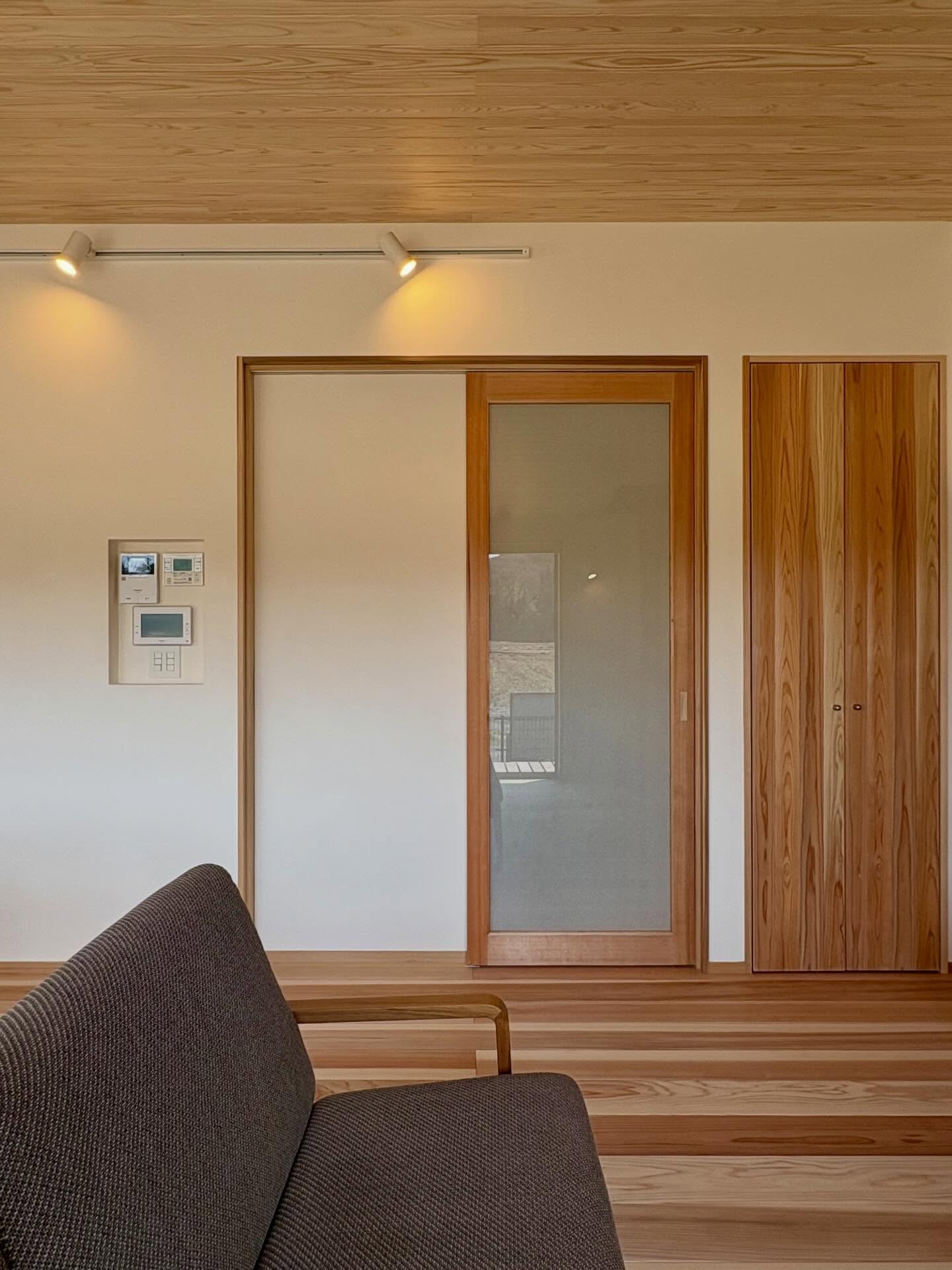 木目が心地よい。

木目調のものがプリントでかなりリアルに再現できるようになってきましたが、
やはり本物には敵いません。

心が和らぐ暮らしを。

#チルチンびと 
#さとやま工房 
#さとやま設計社 
#自然素材 
#丁寧な暮らし