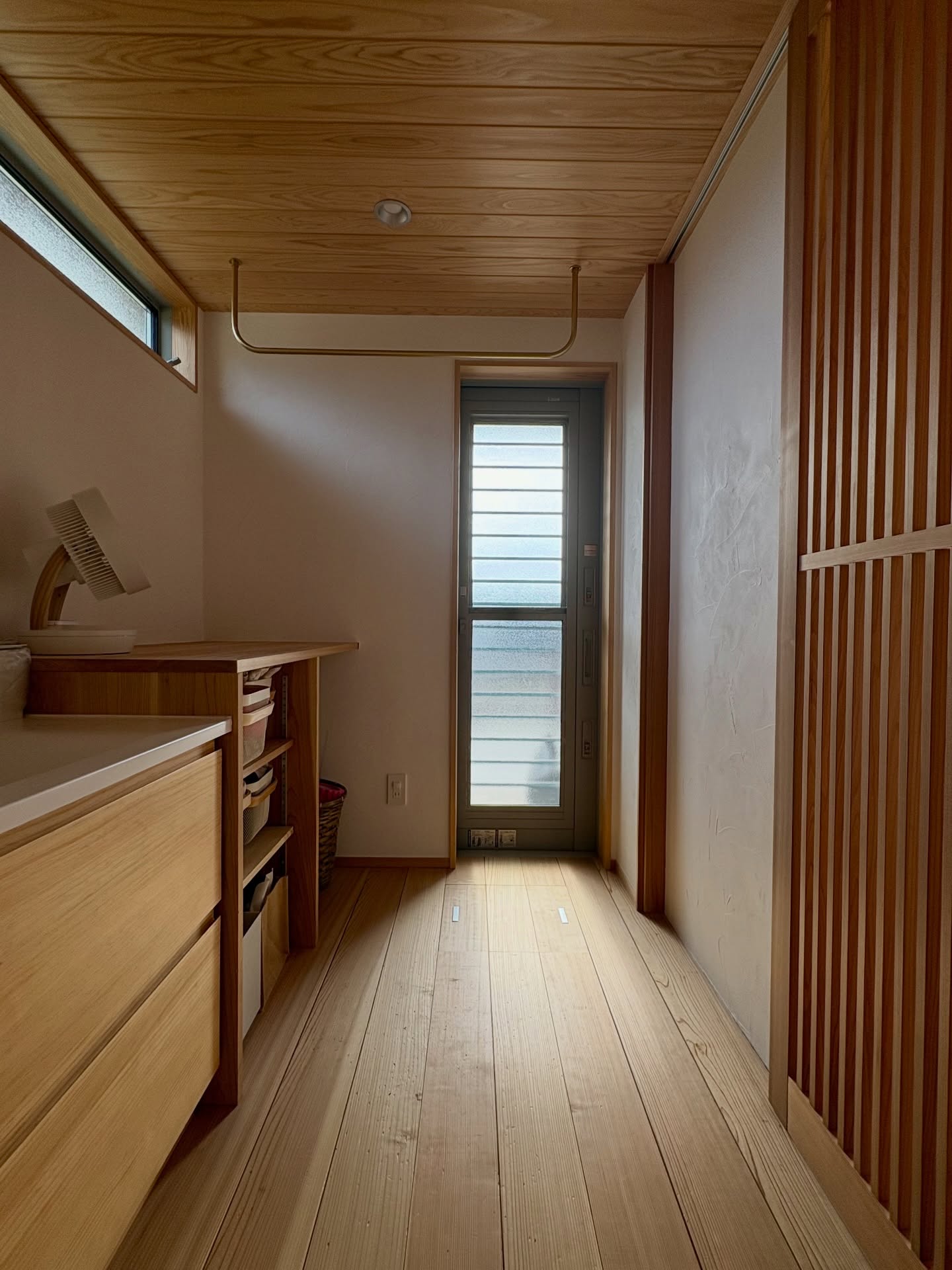 生活動線を整える間取り。

サンルームからは屋根付きの勝手口につながり、
天気の良い日は外で洗濯を干すこともできる。

取り込んでからはその場でたたみ、収納もその場で完結。

窓や通気性のある建具で換気にも配慮。

仕事に育児に家事に、
大変な現代の生活にあった間取りを提案いたします。

#チルチンびと 
#さとやま工房 
#さとやま設計社 
#自然素材 
#丁寧な暮らし
