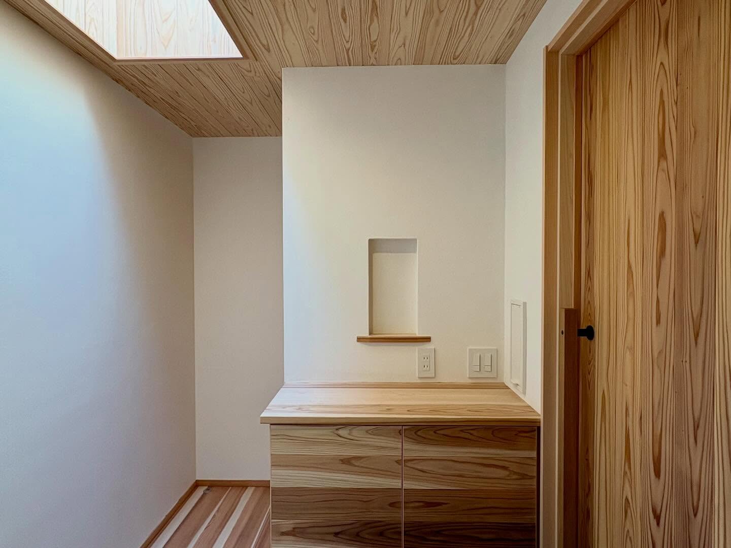 自然光で照らす。

暗いイメージのある北側の玄関でも
天窓を設ければ照明なしでも充分明るさは確保できます。

心地よい自然の光で暮らしてみては如何でしょうか。

#チルチンびと 
#さとやま工房 
#さとやま設計社 
#自然素材 
#丁寧な暮らし