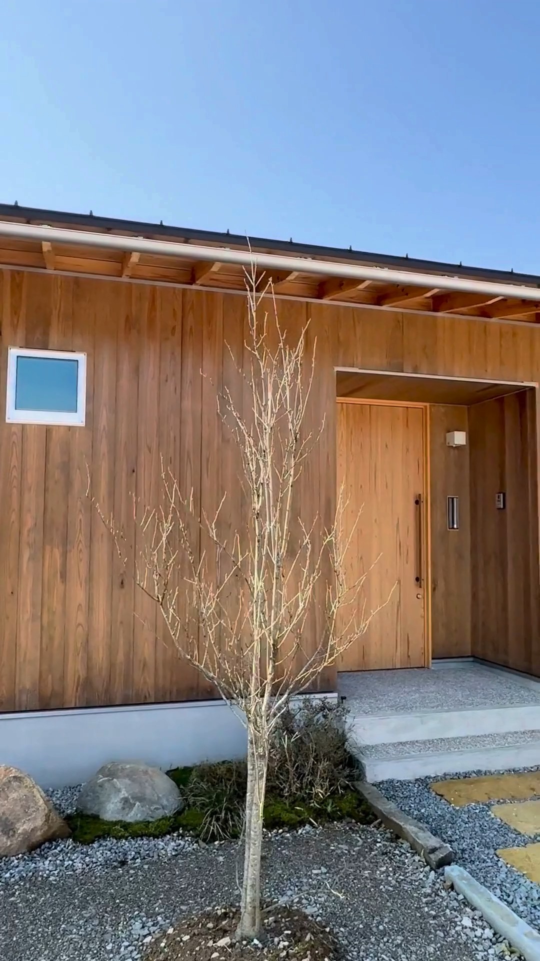 【内見予約受付中】
自然素材・無垢材でつくる本物の木の家。
珍しい平屋タイプのモデルハウスです。

里山を望む絶景地に建っており、
山並みを堪能しながら暮らせる物件となっております。

弊社は雑誌「チルチンびと」の価値観で暮らしをつくるお手伝いをさせて頂いています。

内見のご予約はお電話、メールもしくはDMでお問い合わせ下さい。
その際ご希望の日時をお伝えください。

ーーーーーーーーーーーーーーーーー
TEL：0761-58-0107
Mail：info@satoyamasekkei.com
ーーーーーーーーーーーーーーーーー

ご来場お待ちしております。

#チルチンびと 
#さとやま工房 
#さとやま設計社 
#自然素材 
#丁寧な暮らし